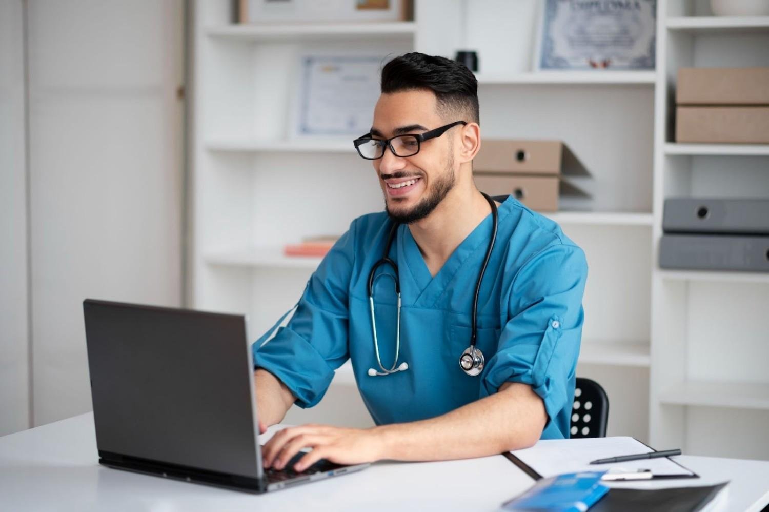What to Expect From Online Medical Assistant Degrees Before You Enroll?